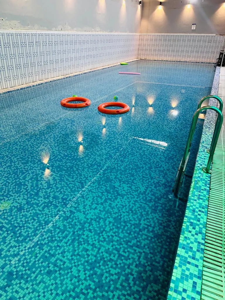 Indoor swimming pool photo 2