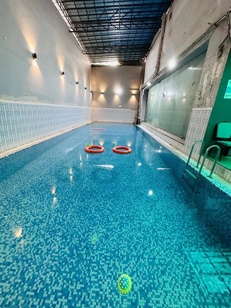Indoor swimming pool photo 3