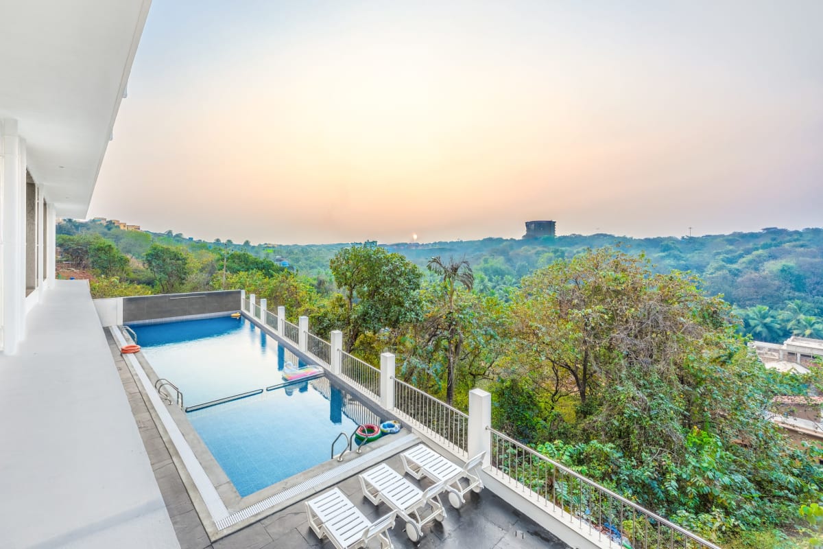 MidPoint Uno Suite | Pet-friendly 1-Room with Shared Outdoor Pool, Living Area & Entertainment Lounge | Lift Access