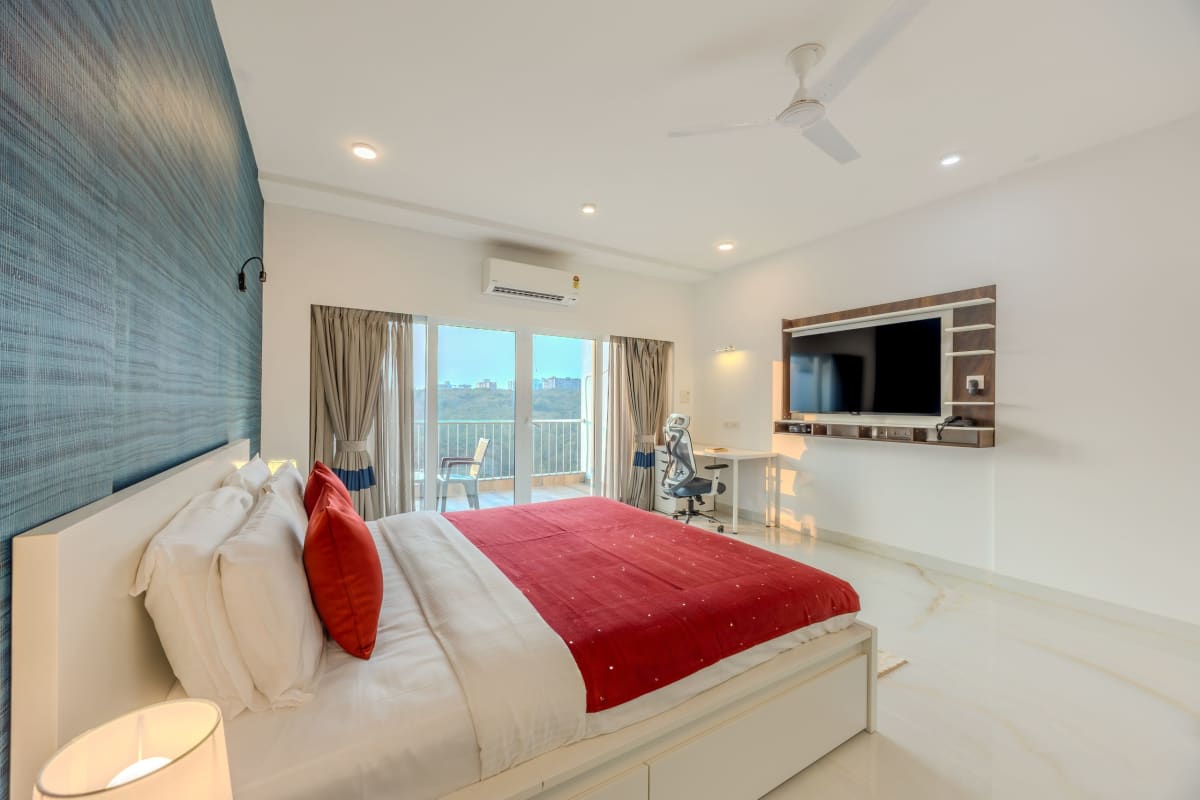 MidPoint Uno Suite | Pet-friendly 1-Room with Shared Outdoor Pool, Living Area & Entertainment Lounge | Lift Access preview 4
