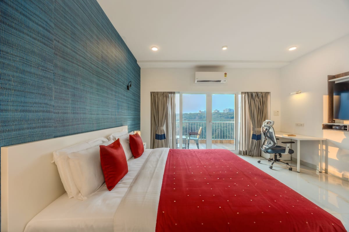 MidPoint Uno Suite | Pet-friendly 1-Room with Shared Outdoor Pool, Living Area & Entertainment Lounge | Lift Access
