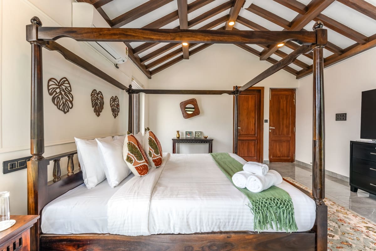 Casa Del Mundo | Luxe Pet-friendly 4-BHK Villa With Pvt Pool, Bar, Lift & Scenic Hill Vistas