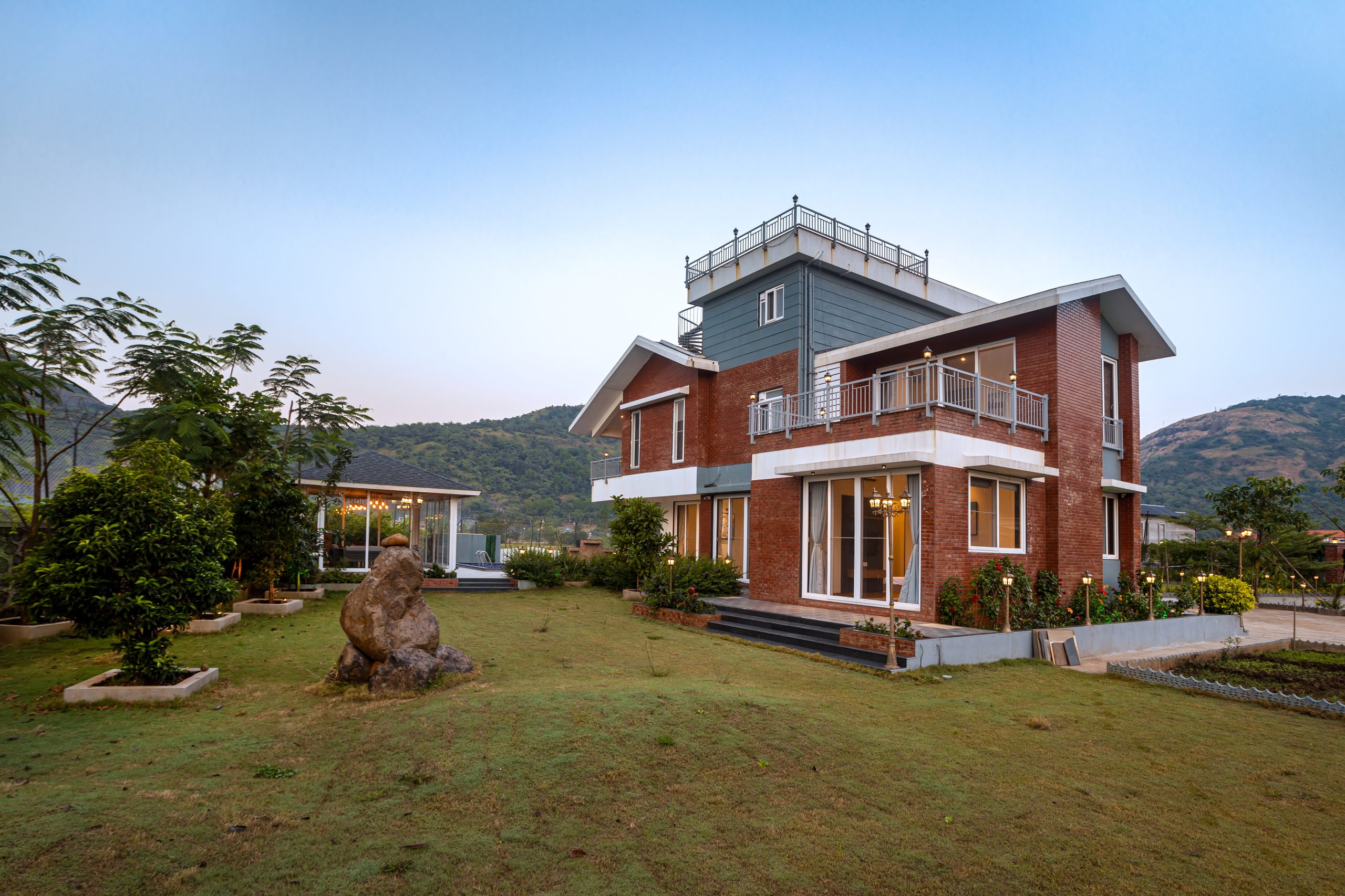 5 bedrooms and living spaces at Nimishka Villa