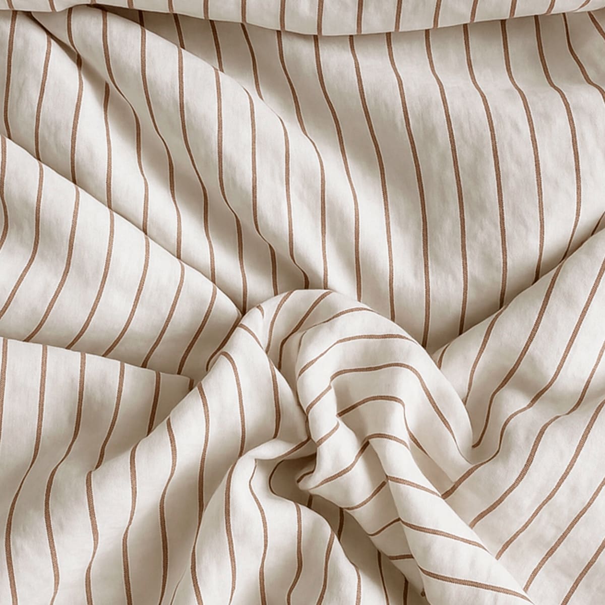 Arezzo seng i brun med komfortabel madras.