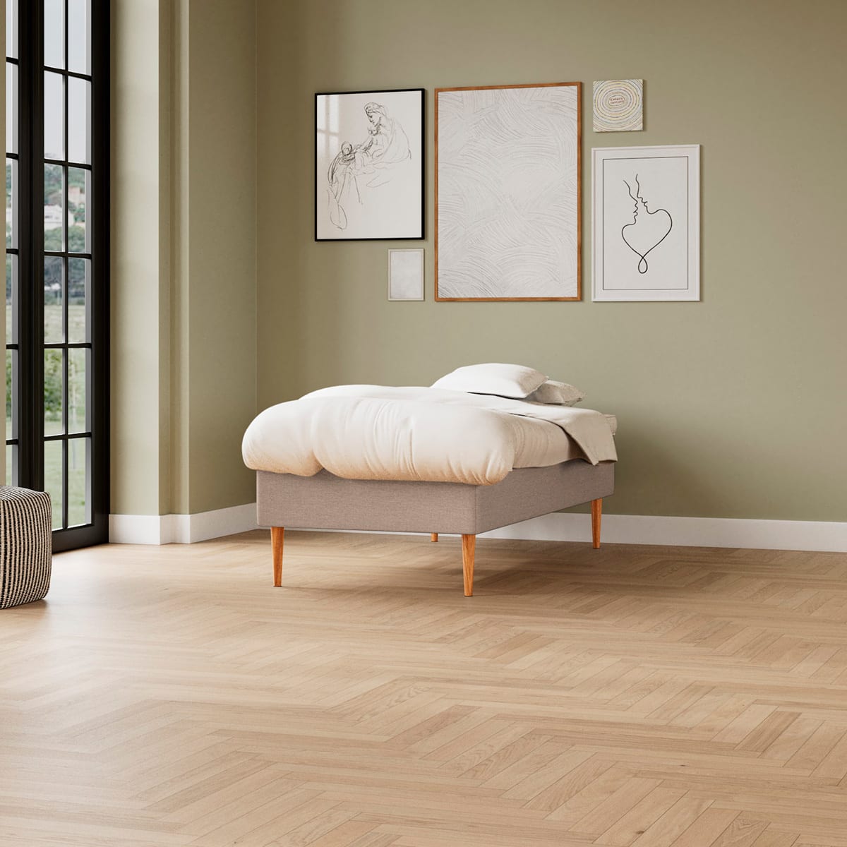 Moderne værelse med en grå seng, hvid dyne, salviegrønne vægge og lyst sildebensparketgulv. Minimalistisk vægkunst.