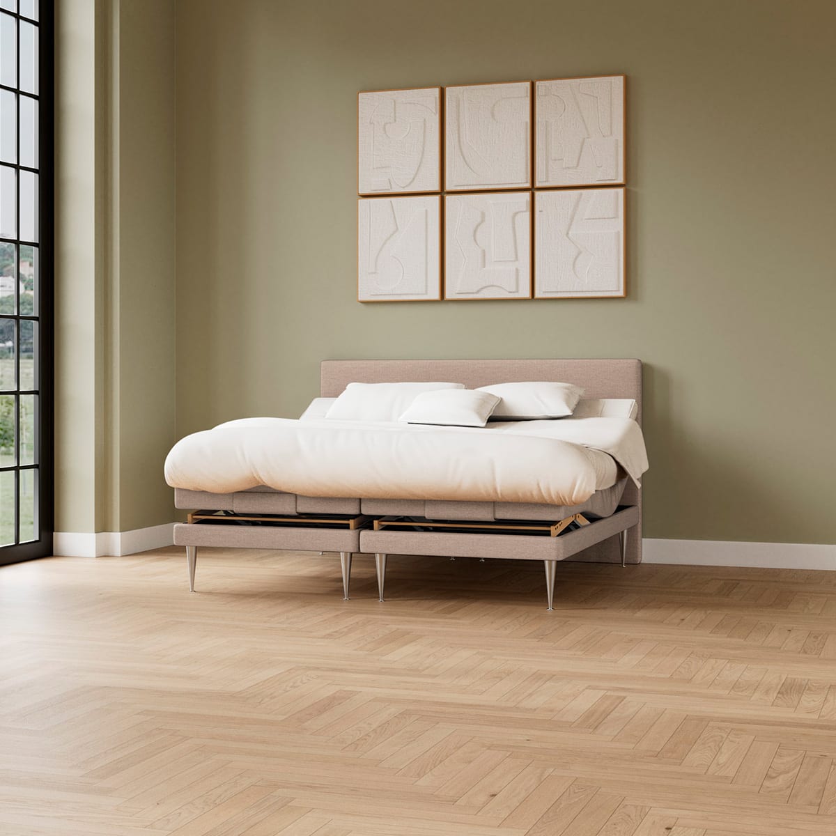 Moderne elevationsseng i beige stof med hvidt sengetøj i et soveværelse med grønne vægge og sildebensparket.