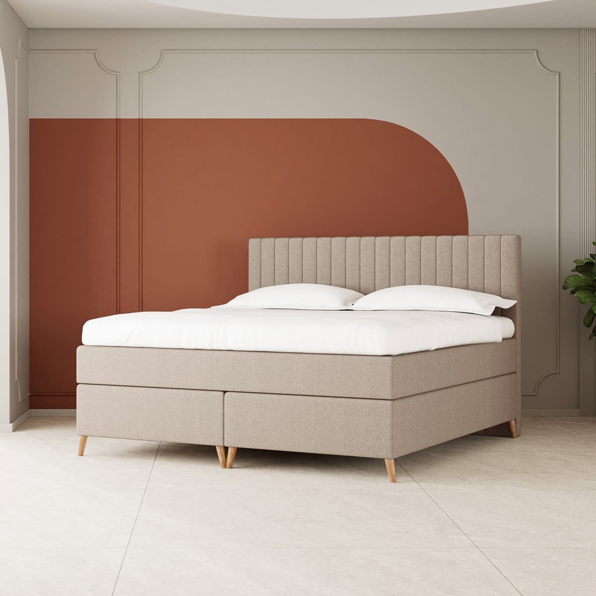 Beige Aurora kontinentalseng fra Casablanca med polstret sengegavl og hvid topmadras.