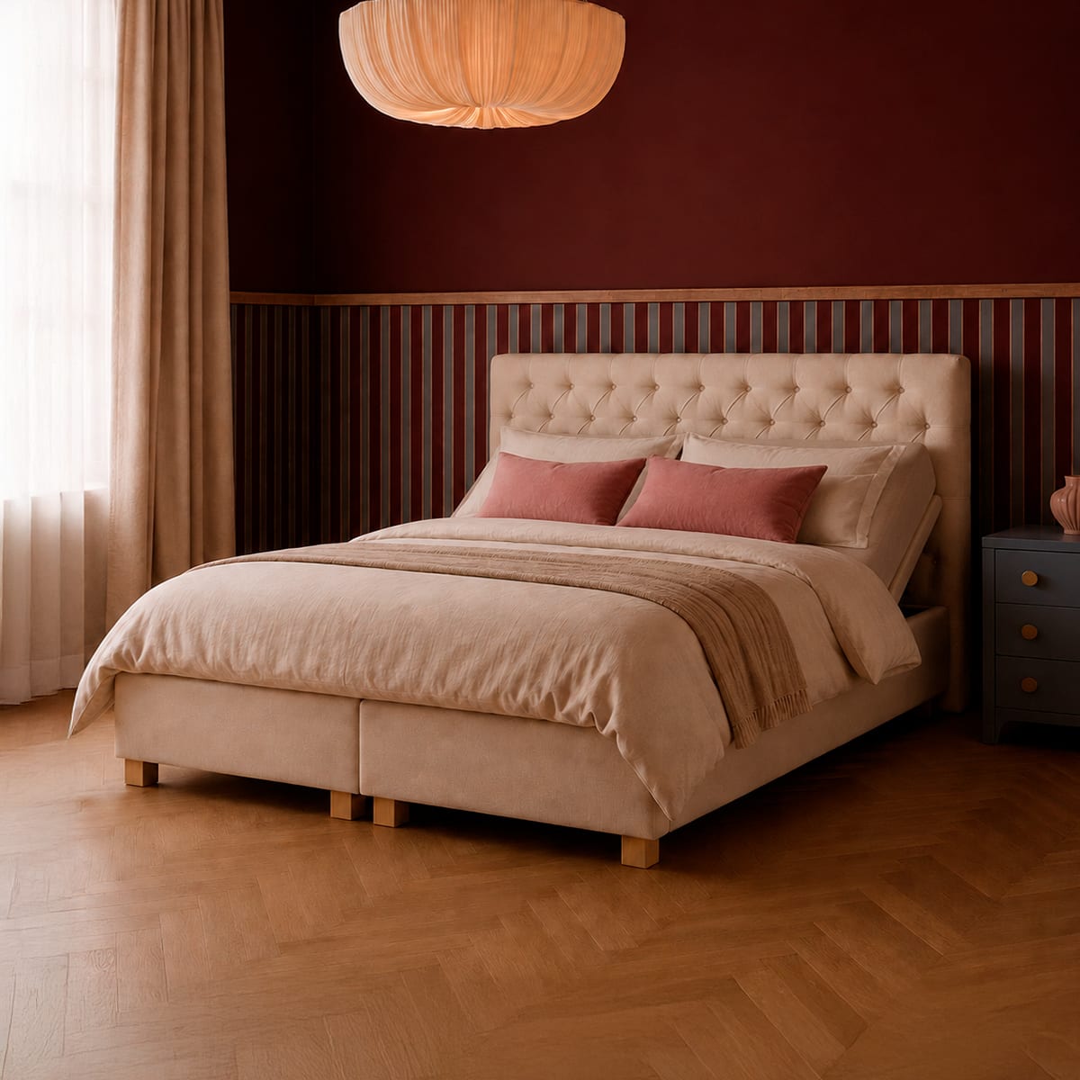 Naya elevationsseng fra Dixxius i beige med komfortabel madras og hvidt sengetøj, set fra siden.