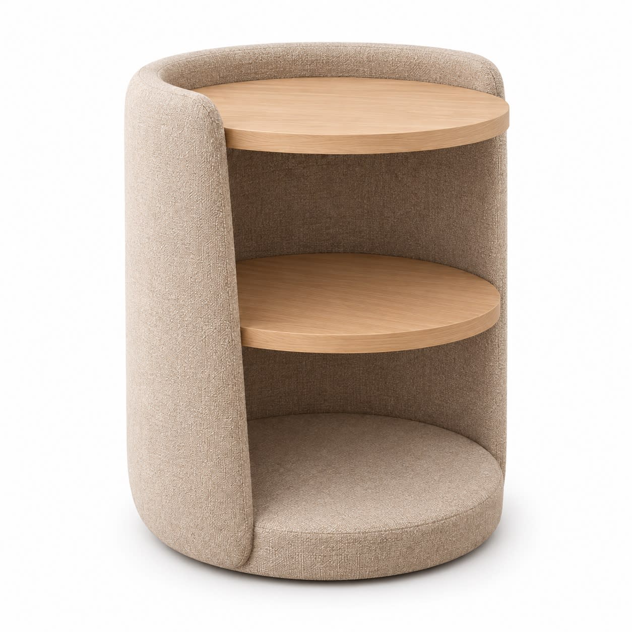Sandfarvet sengebord Fiera med rundt polstret skjold og to hylder i lyst egetræ.