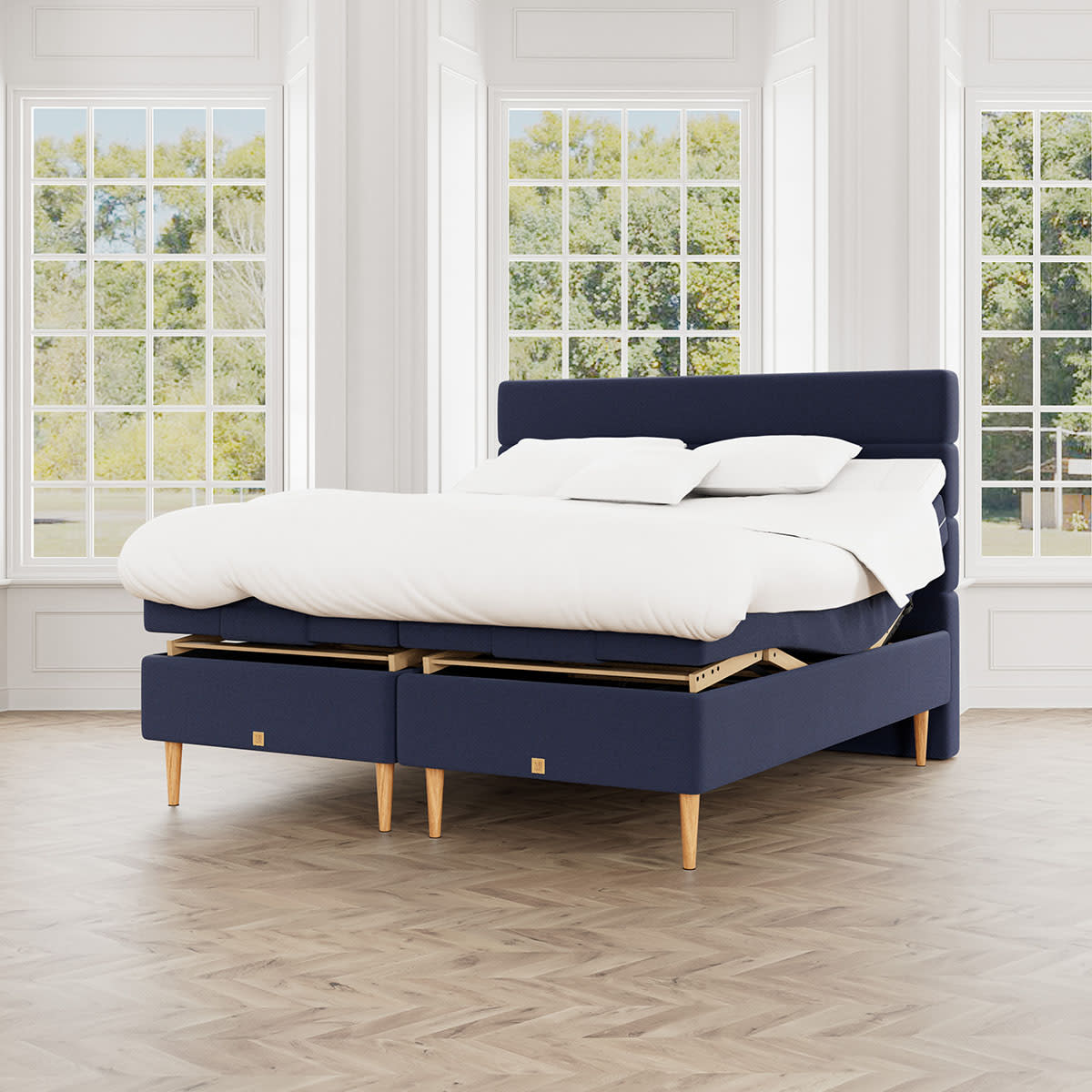 Mørkeblå MasterBed Select elevationsseng Aria med vandret syet gavl og ben i eg.