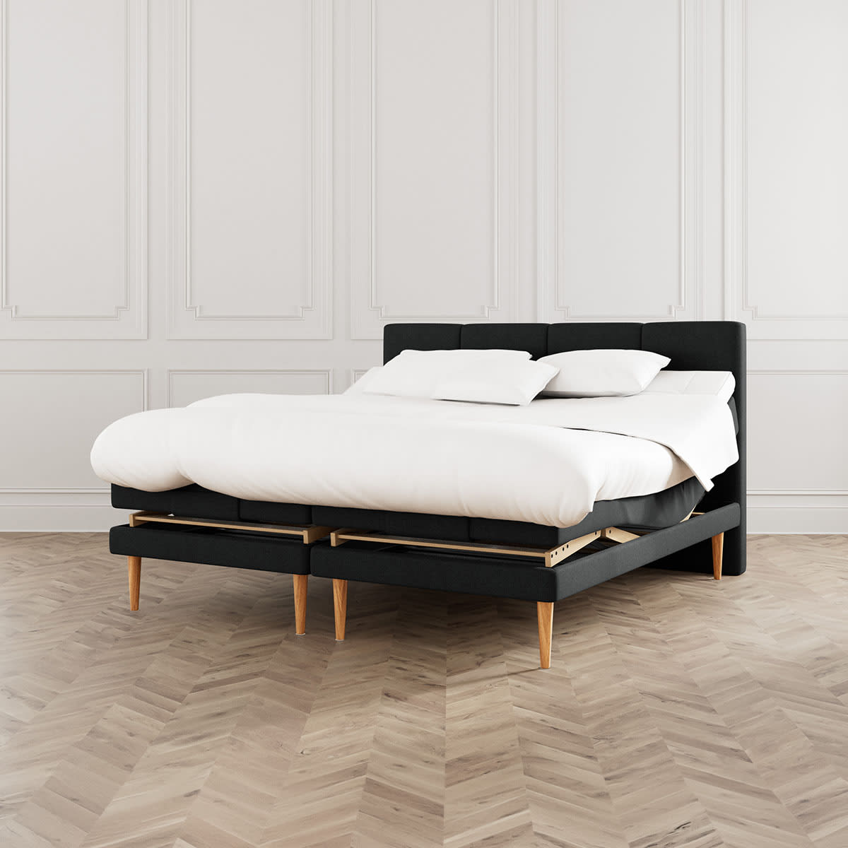 Sort elevationsseng Dozy fra MasterBed Standard med lodrette syninger i gavlen og ben i eg.