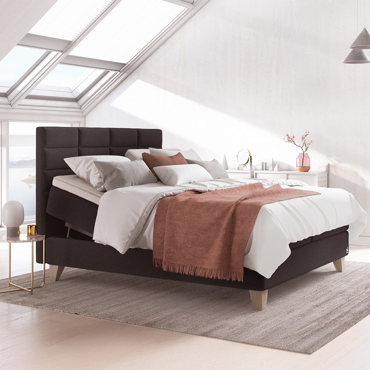 Svane elevationsseng i nordisk design med god komfort og støtte.
