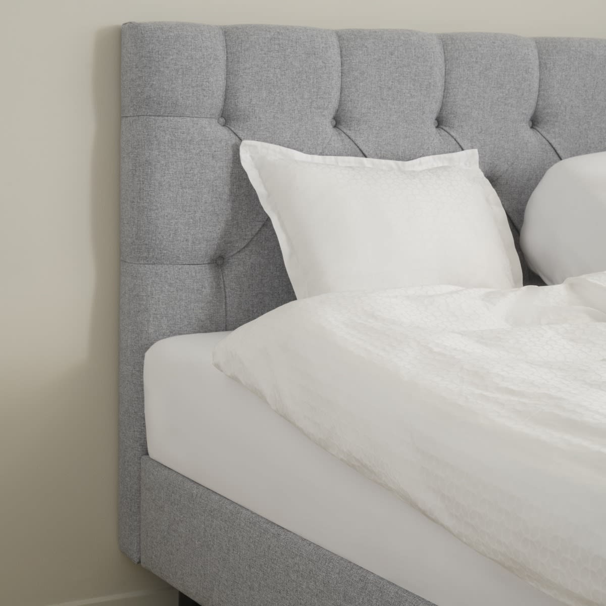 Grå dobbeltseng fra TEMPUR Springbox ProLuxe med hvid madras og fast bund.