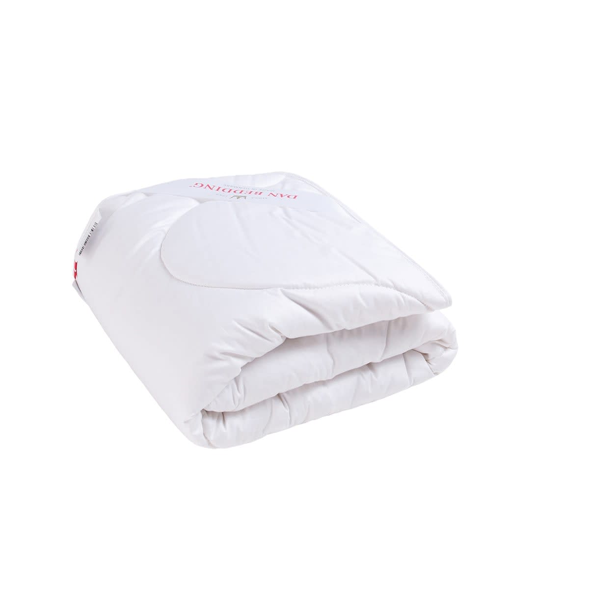 En hvid, foldet dyne med et rødt Dan Bedding-bånd.
