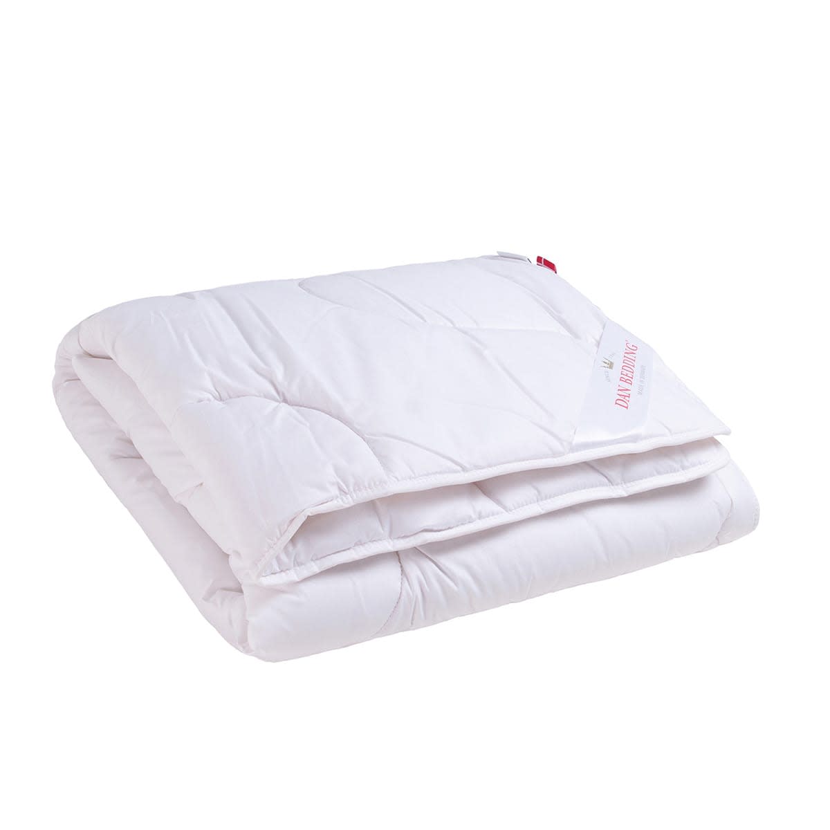 En hvid, foldet dyne med et Dan Bedding mærke.