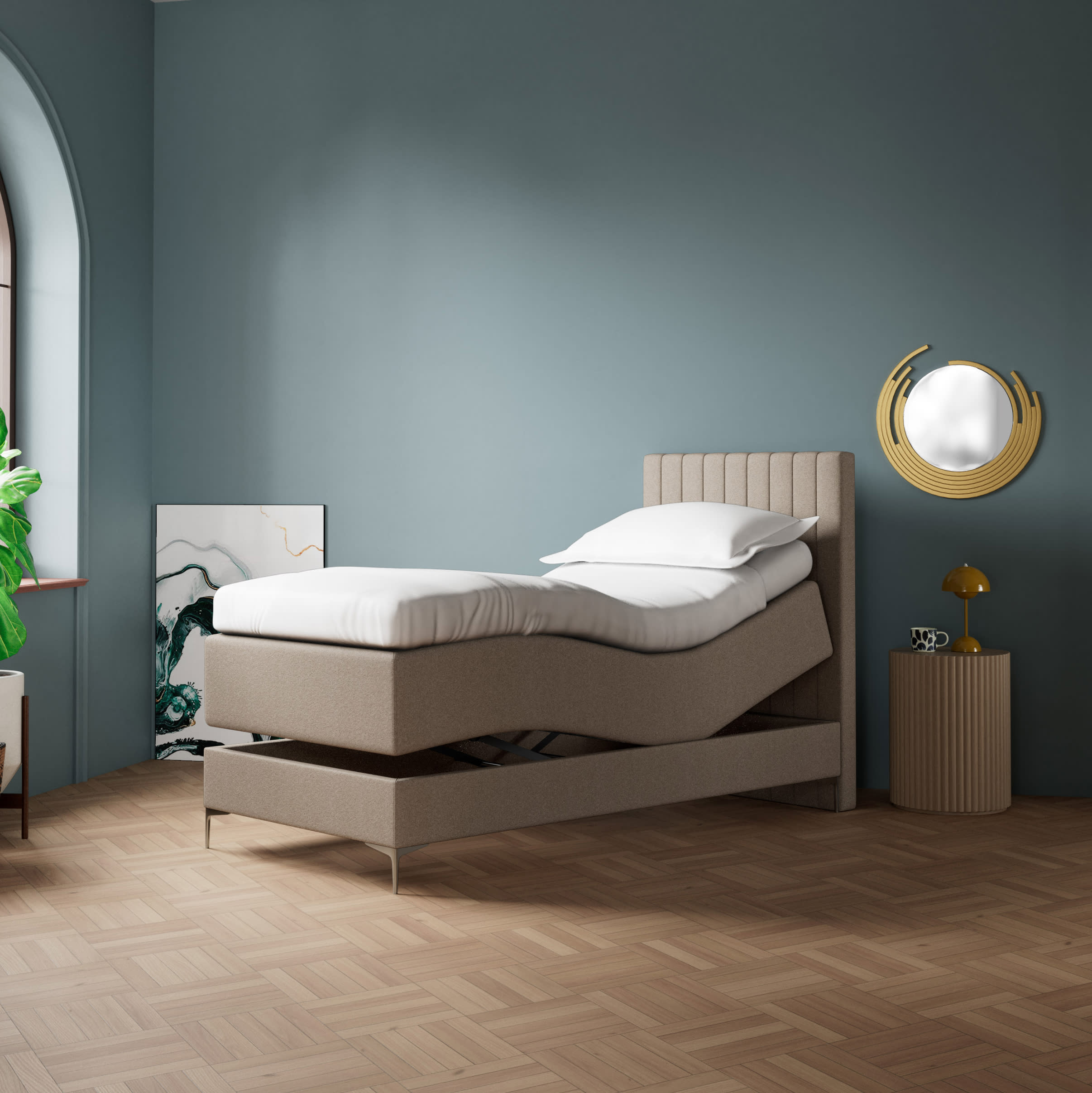 En moderne beige elevationsseng i et stilrent soveværelse med mørkeblå vægge og et buet vindue.
