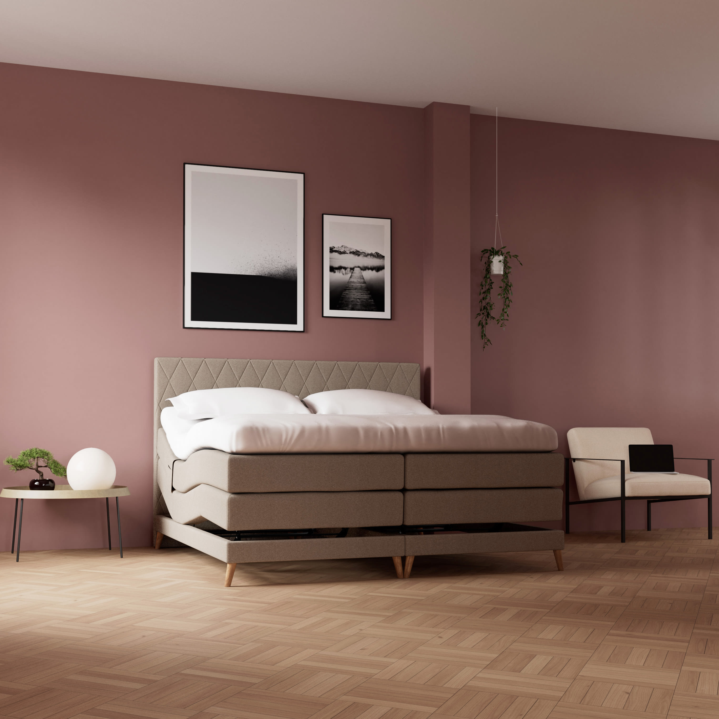 Soveværelse med justerbar seng mod støvet rosa væg, trægulv og beige lænestol.