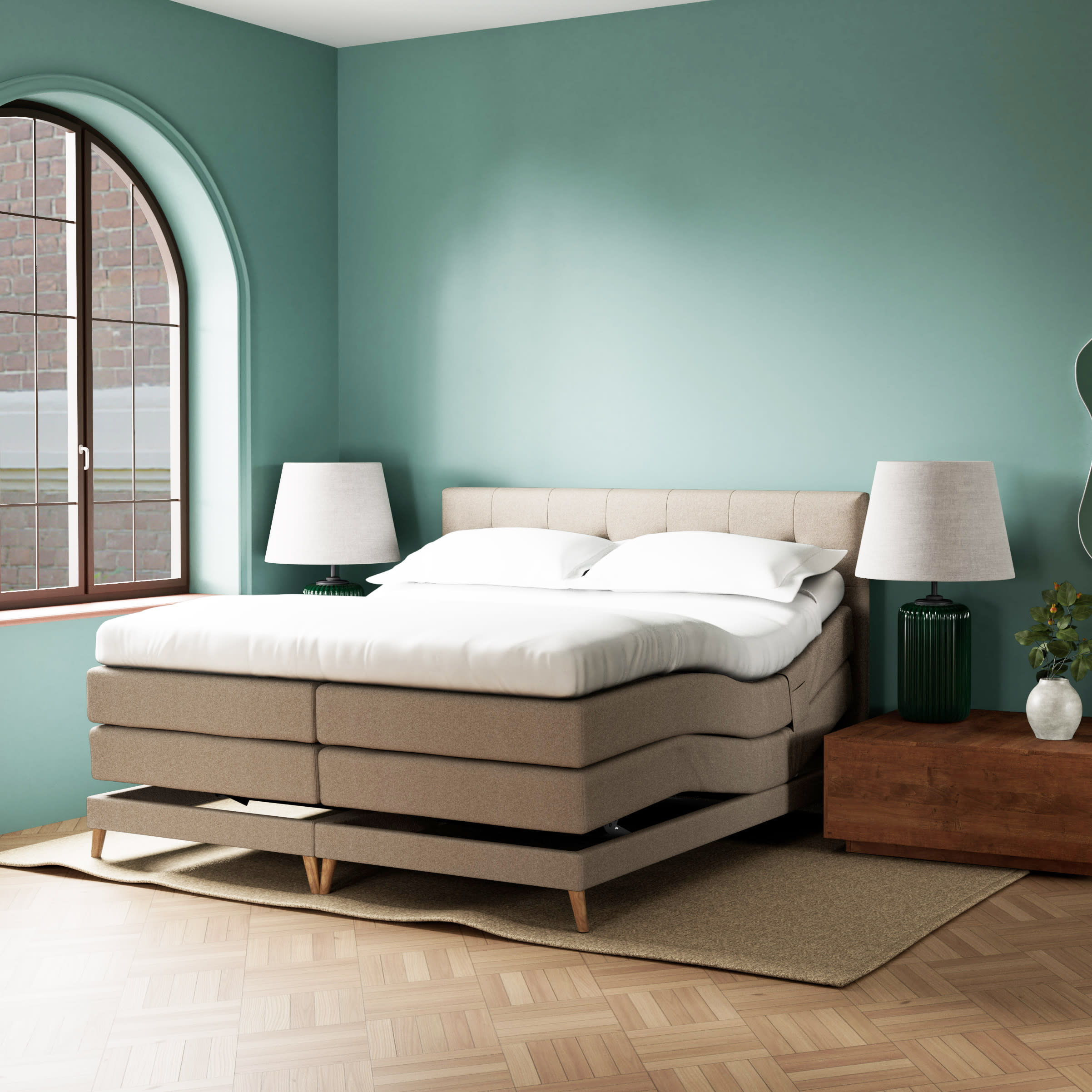 Et soveværelse med mintgrønne vægge og en stor, beige elevationsseng med hvidt sengetøj. Et buet vindue og sengeborde med lamper.