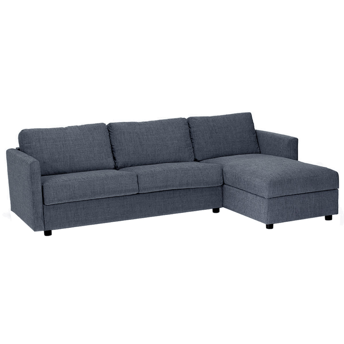 Blågrå hjørnesofa i tekstil. Den har en chaiselongdel til højre og sorte ben.