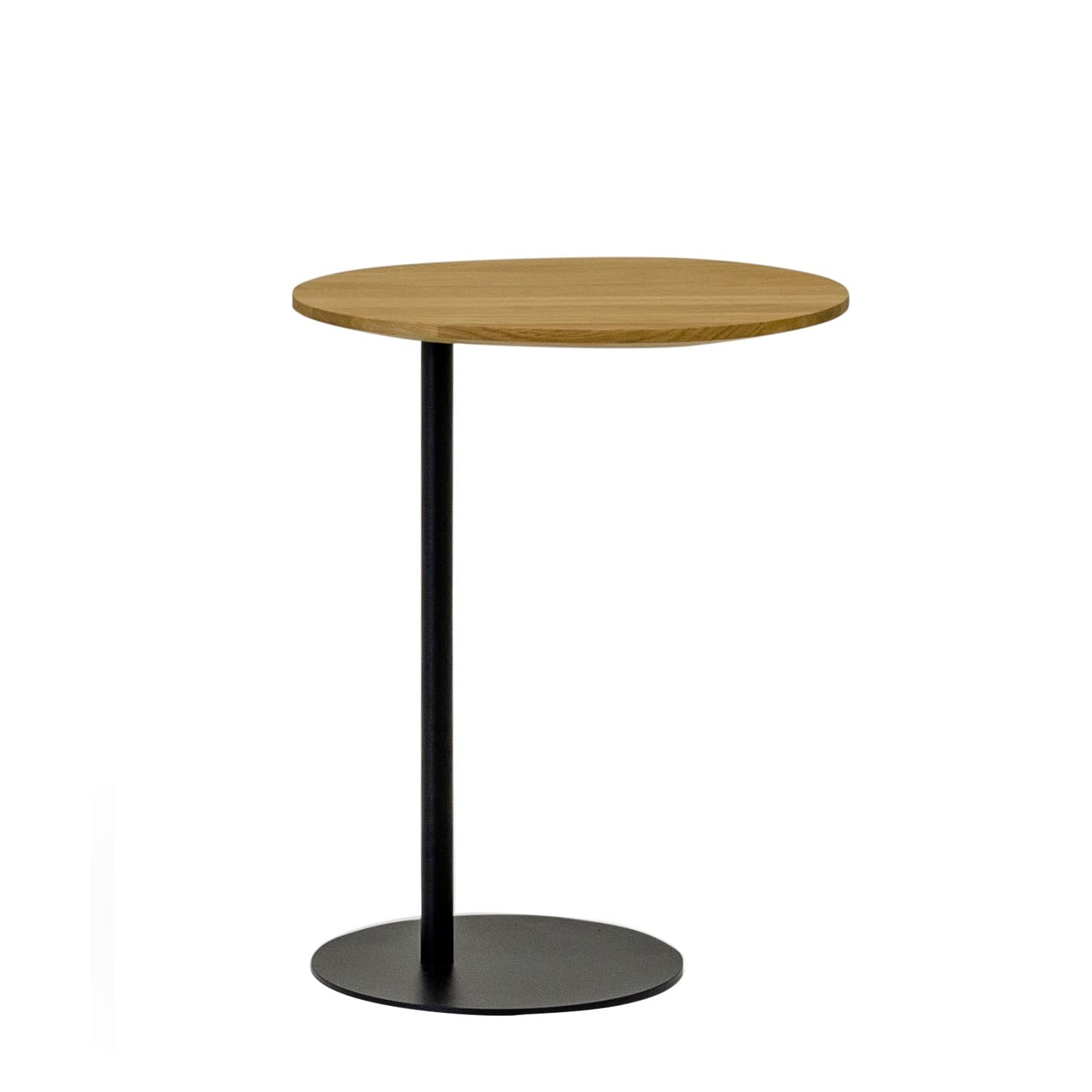 Et rundt sidebord med en lys træplade og en sort metalfod. Bordet har et minimalistisk design.