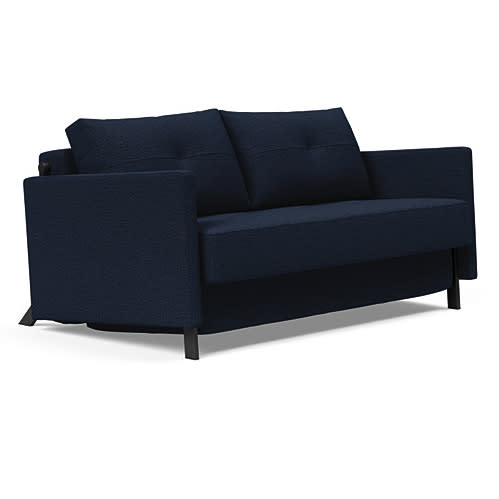 En mørkeblå, moderne to-personers sofa med sorte ben.