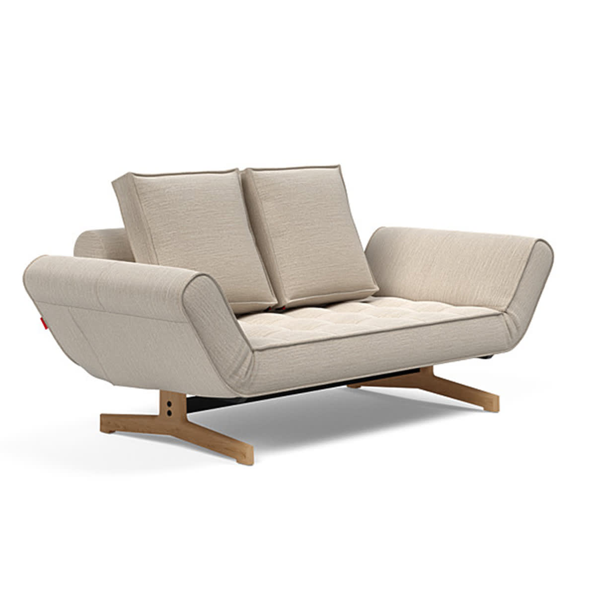 Moderne lysebeige sofa med træben og to rygpuder. Sædet er diskret quiltet.