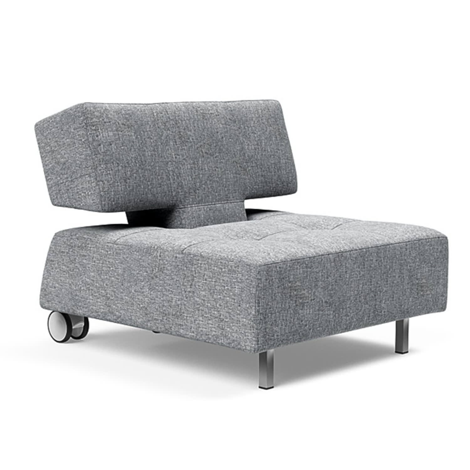 Grå polstret loungestol med justerbar rygstøtte. Den har hjul og metalben.