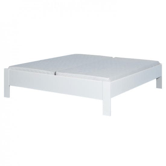 Hvid sengestel med to adskilte hvide madrasser.