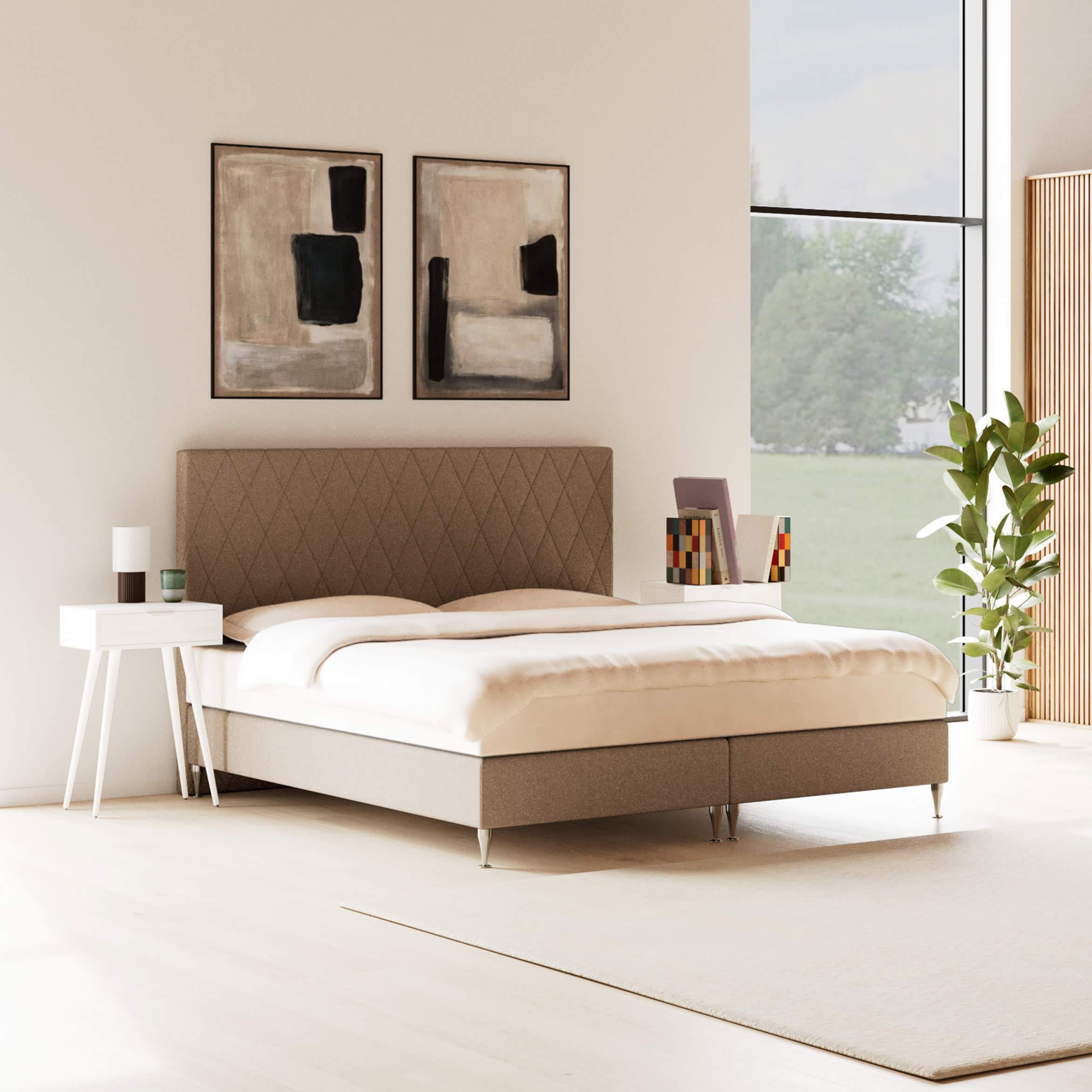 Et moderne soveværelse med en stor beige seng, sengeborde, abstrakte billeder og et vindue med udsigt til natur.
