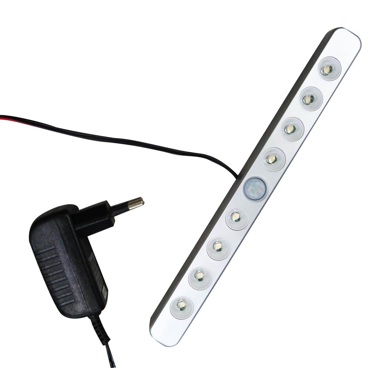 Sølv LED-strip med 10 pærer og bevægelsessensor. En sort strømadapter er forbundet med en ledning.