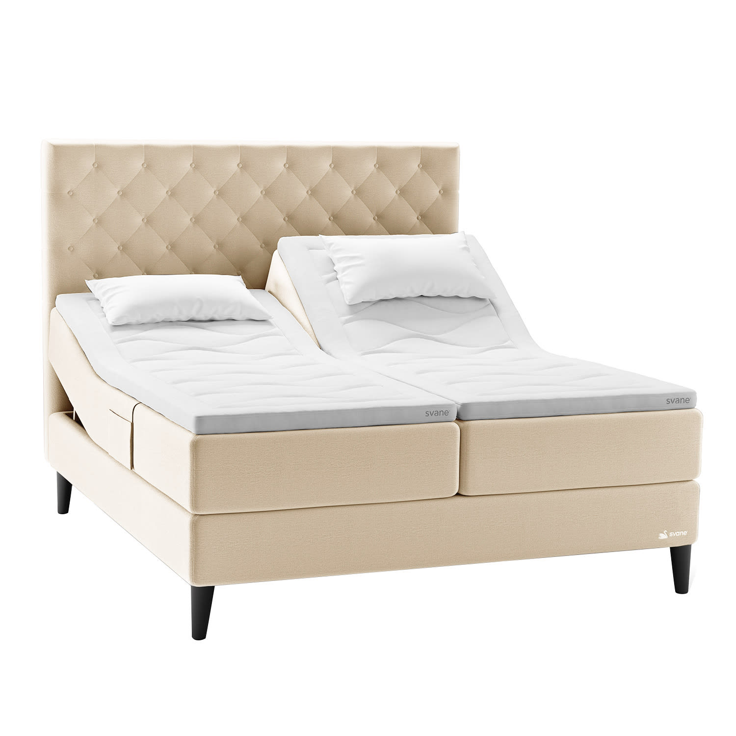 Beige elevationsseng med tuftet sengegavl, hvide madrasser og puder. Svane logo er synligt.