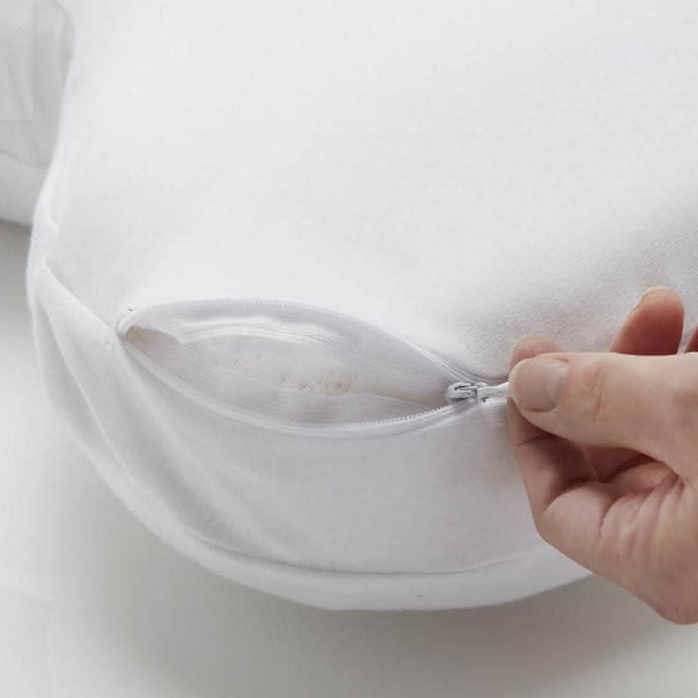 Billedet viser en Ombracio hovedpude fra TEMPUR der er ved at blive lynet op.