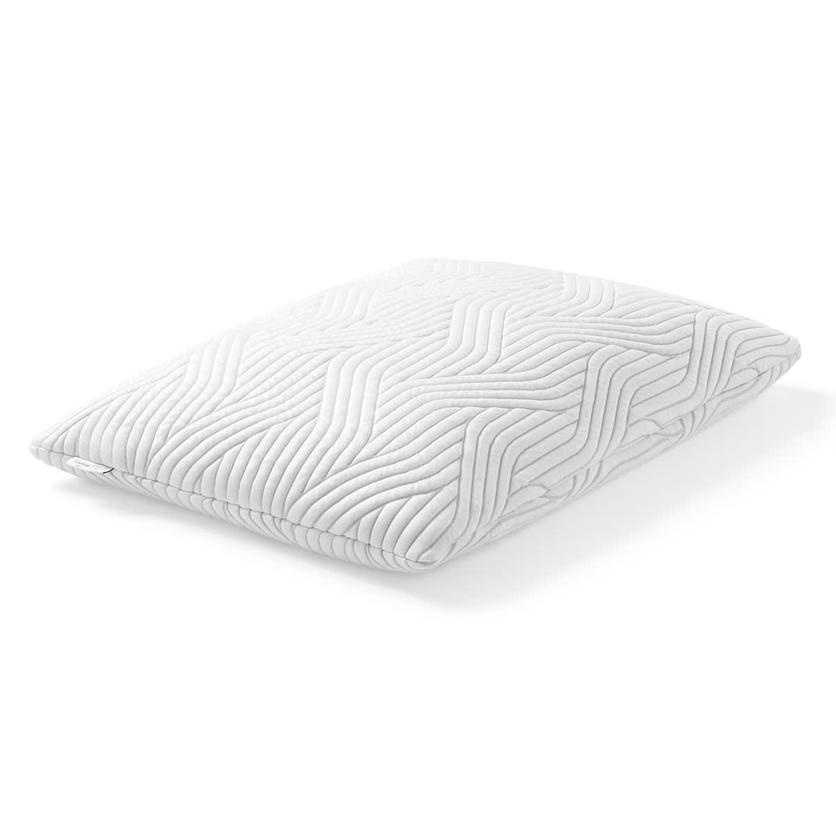 Hvid pude med et quiltet geometrisk mønster, der ligger fladt på en hvid baggrund.