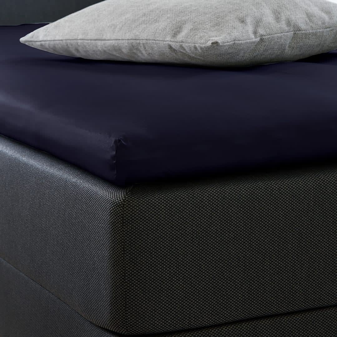 kuvertlagen-moerkeblaa-satin.jpg