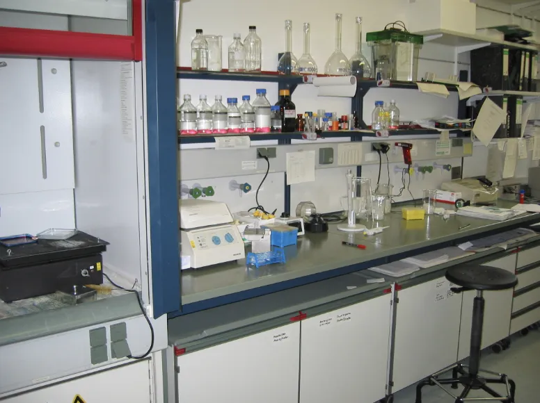 Foto di un laboratorio di chimica.