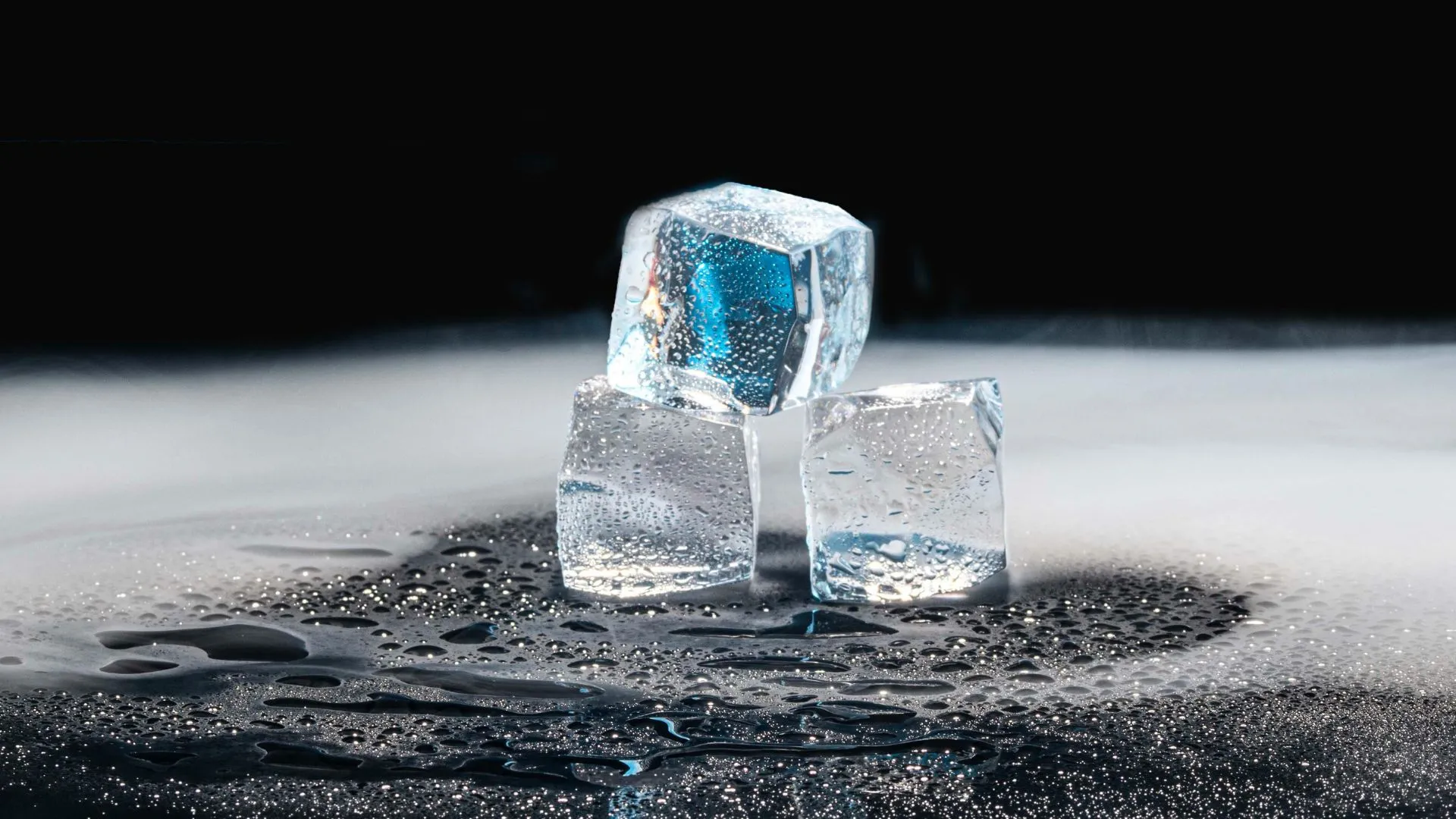 Cubetti di ghiaccio che stanno per sciogliersi