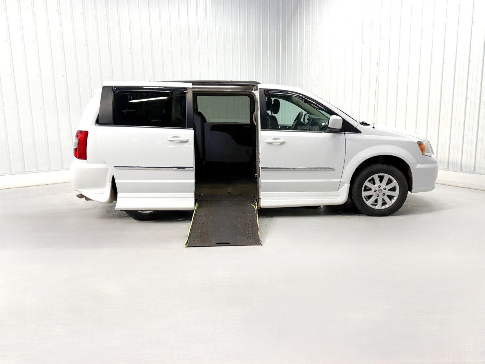 2016 Chrysler Town & Country Touring's photo