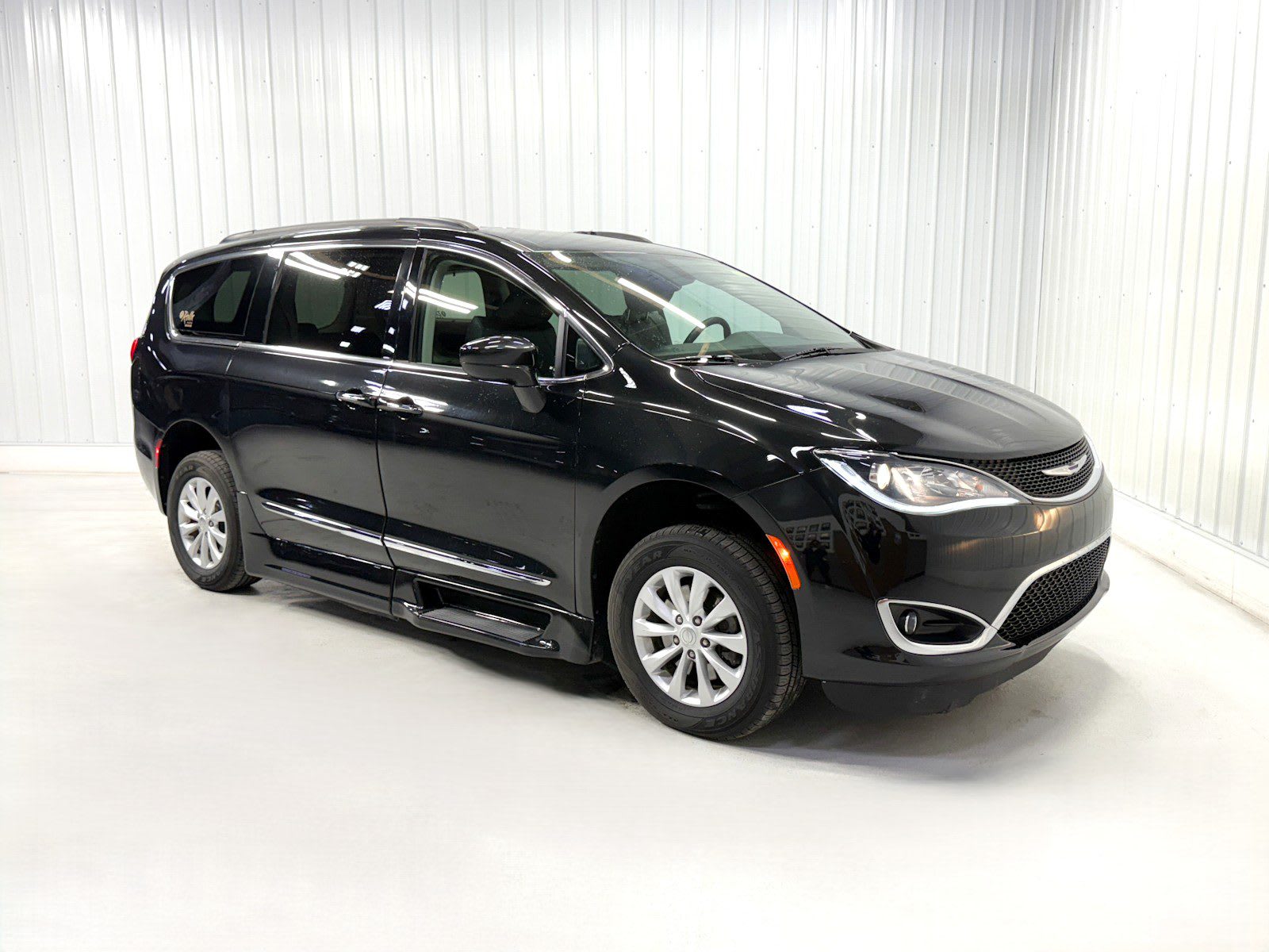 2017 Chrysler Pacifica Touring L photo 3
