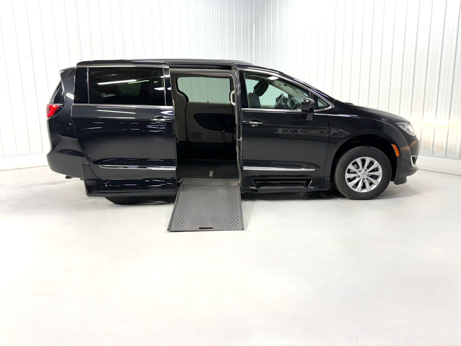 2017 Chrysler Pacifica Touring-L's photo