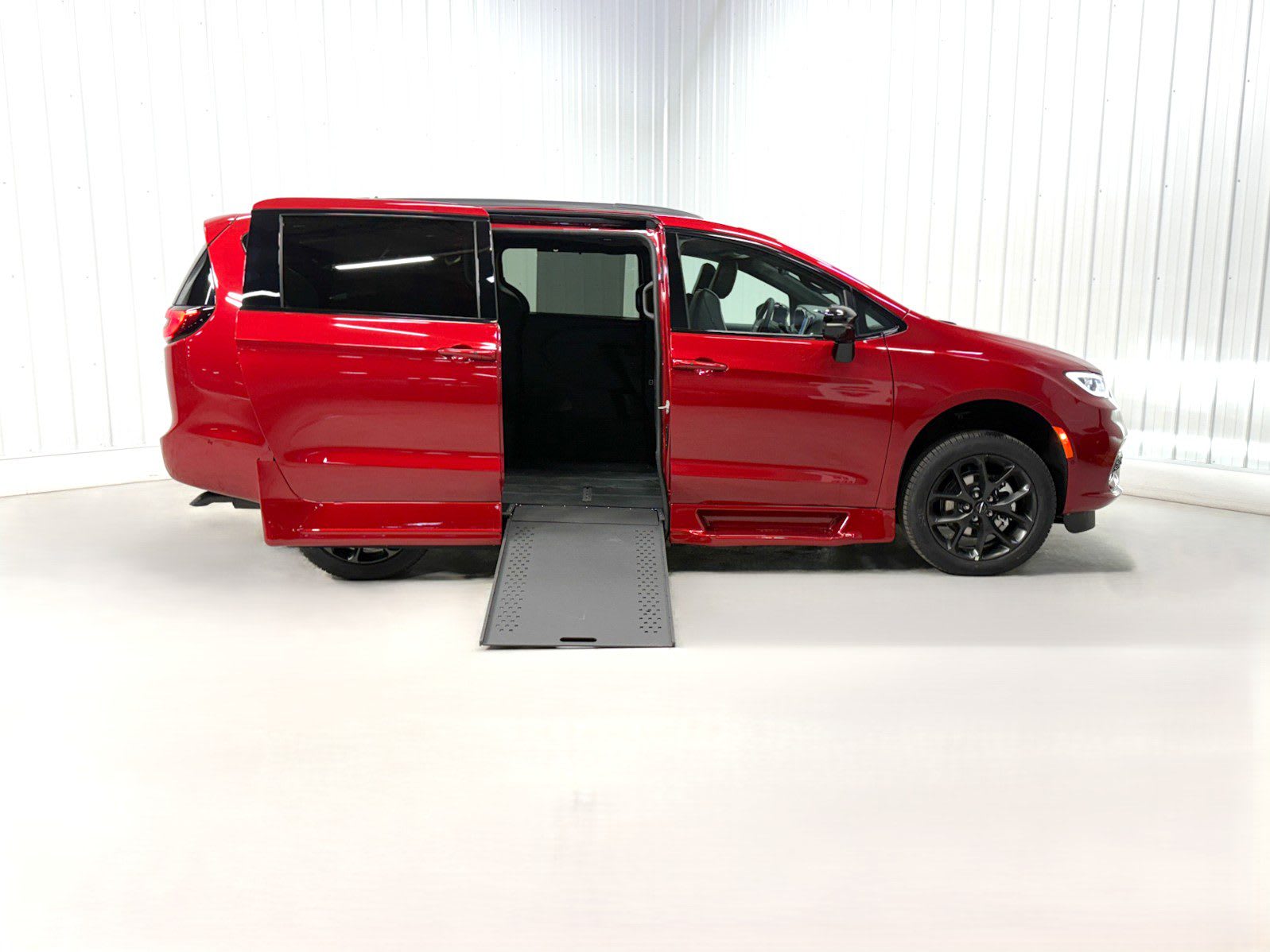 2025 Chrysler Pacifica Limited's photo