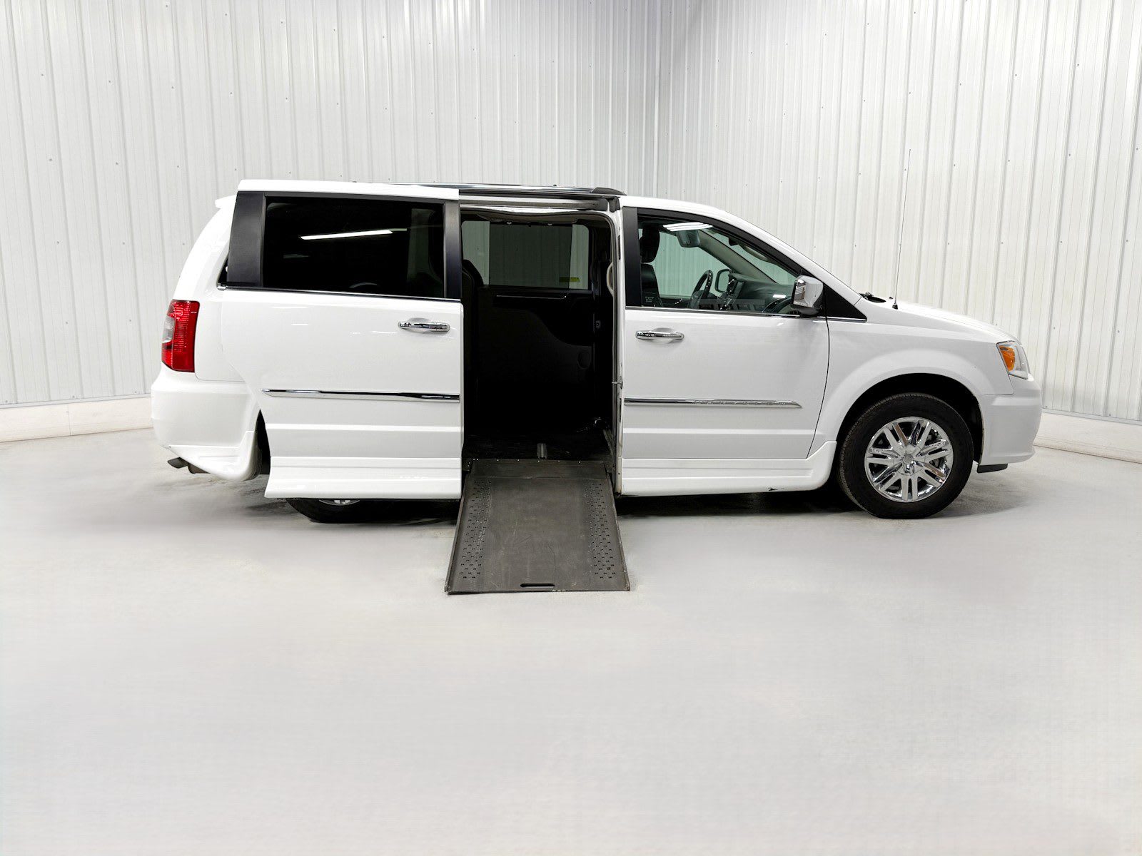 2016 Chrysler Town & Country Limited Platinum's photo