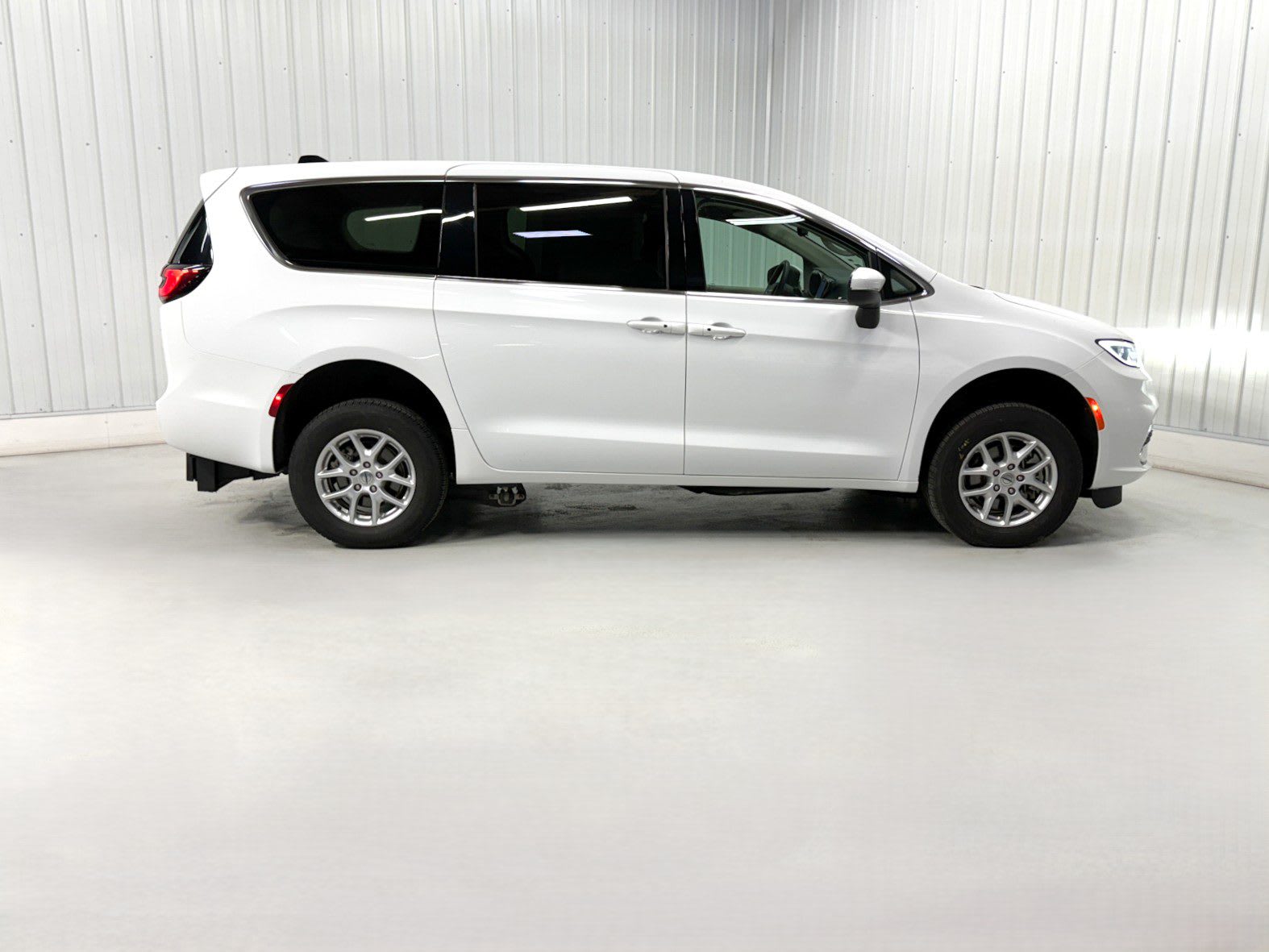 2023 Chrysler Pacifica Touring L photo 2