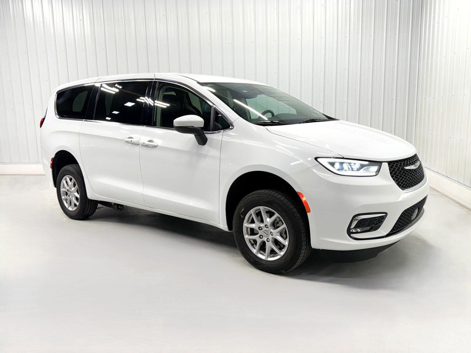 2023 Chrysler Pacifica Touring L photo 3