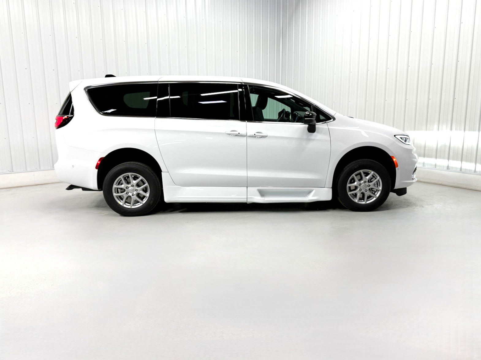 2025 Chrysler Pacifica photo 2