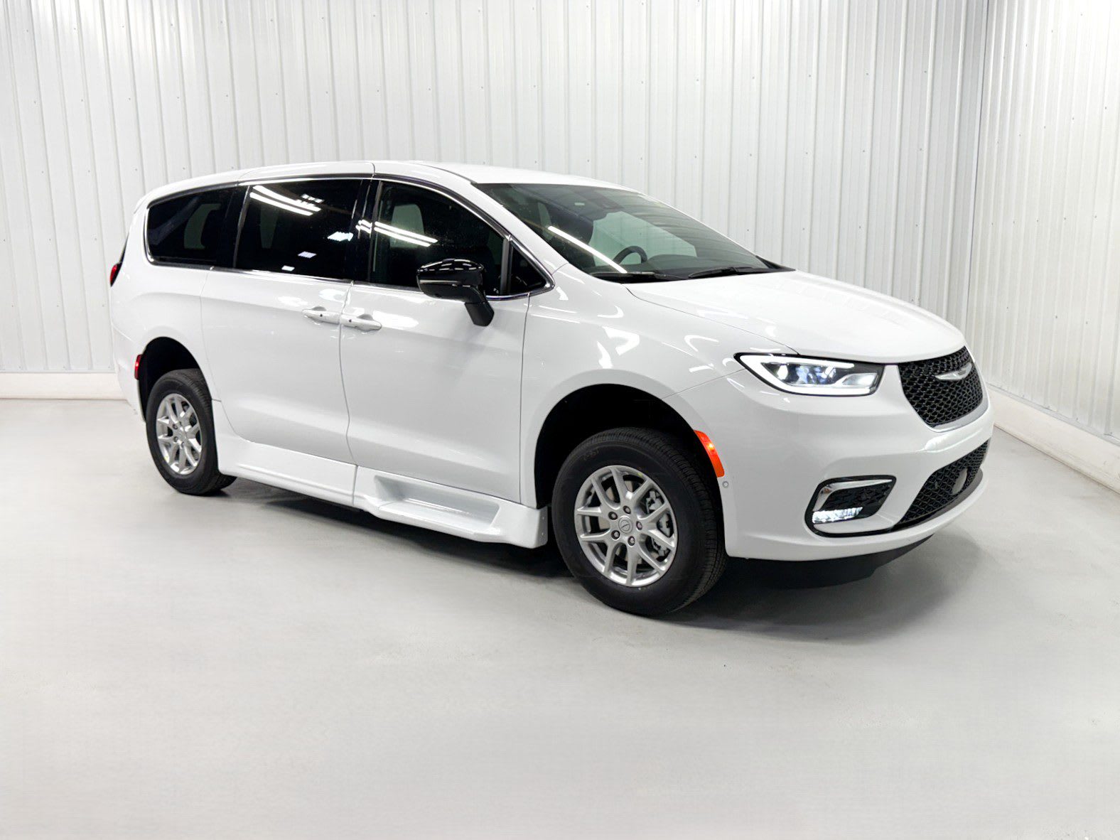 2025 Chrysler Pacifica photo 3