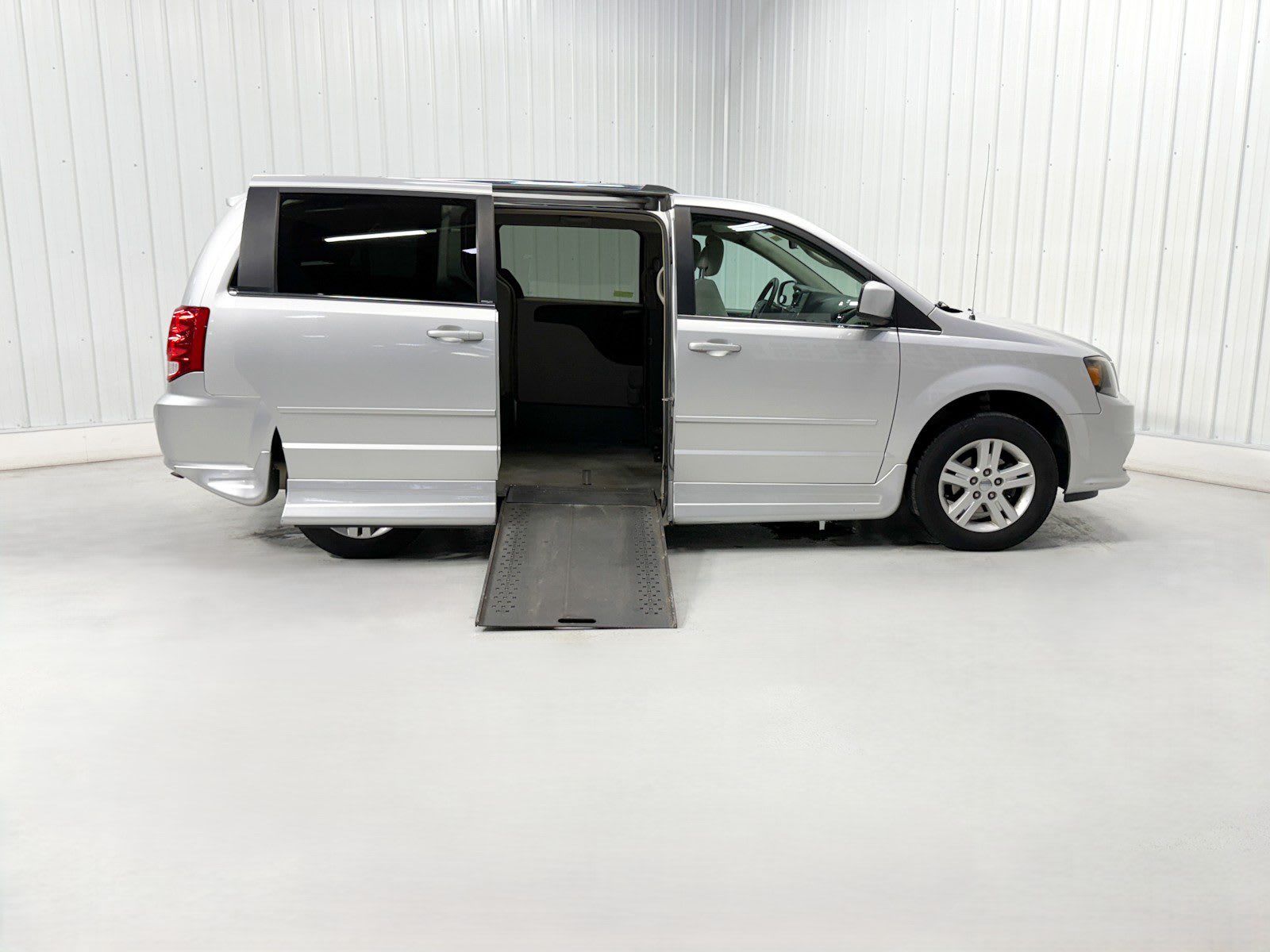 2011 Dodge Grand Caravan Crew FWD's photo