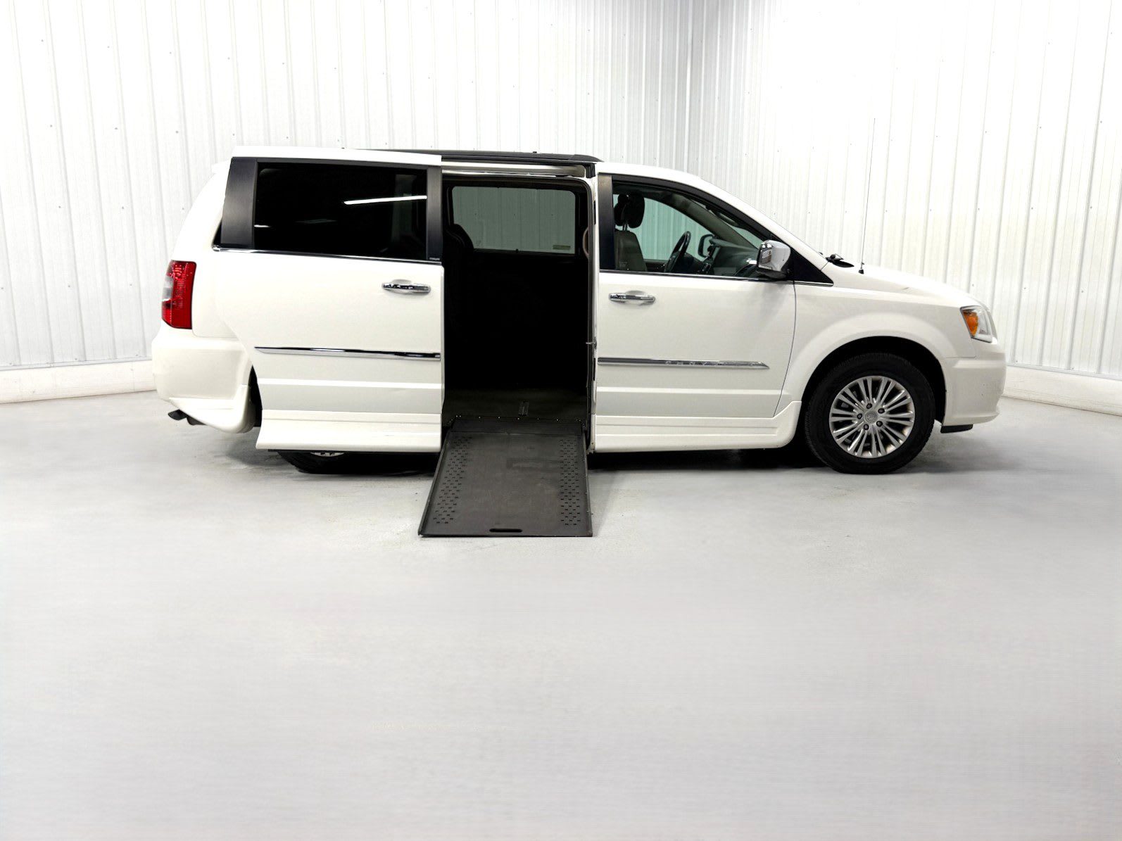 2013 Chrysler Town & Country Touring-L's photo