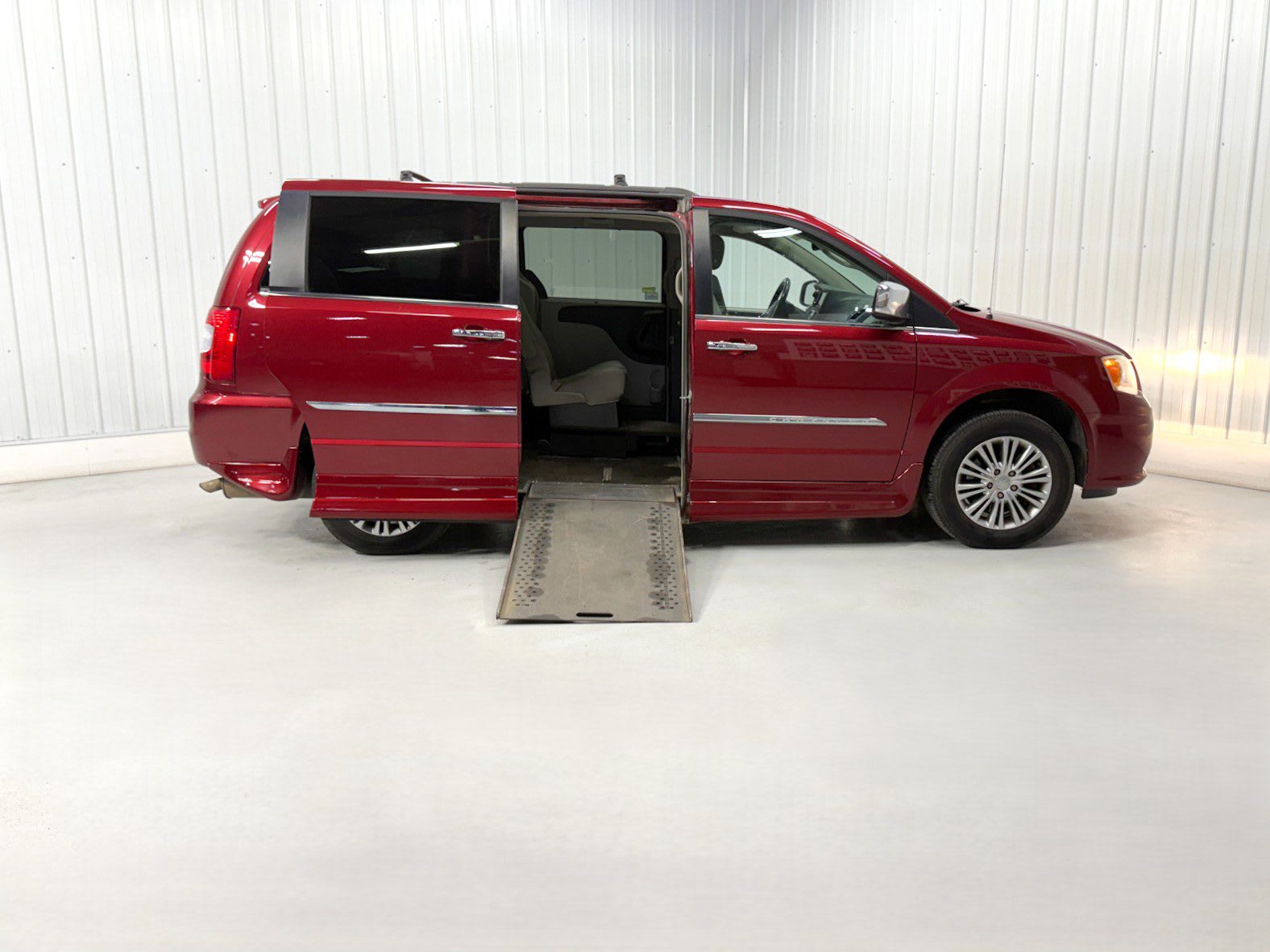 2014 Chrysler Town & Country Touring-L's photo