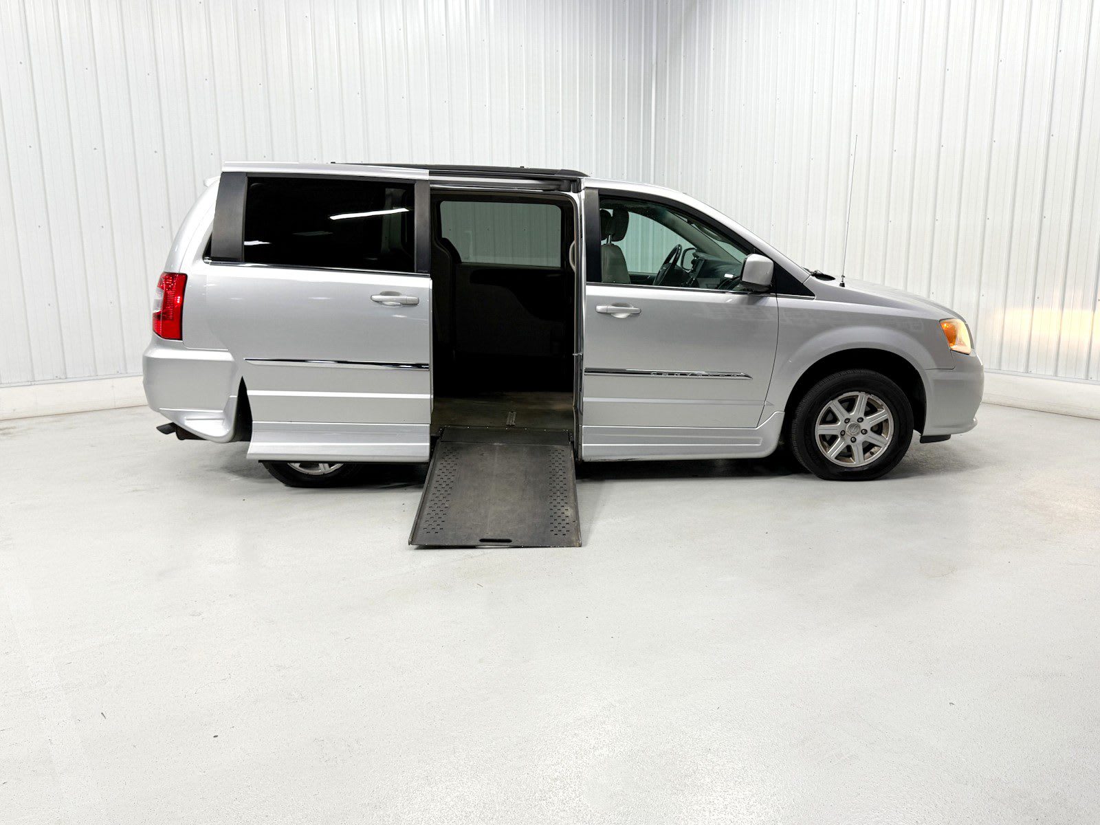 2012 Chrysler Town & Country Touring's photo