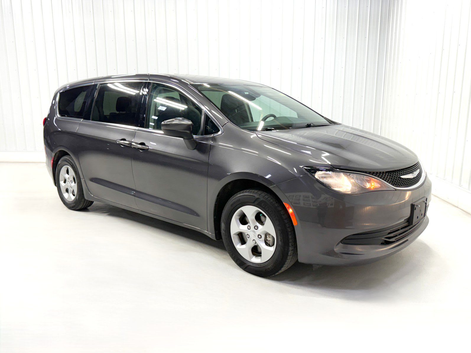 2017 Chrysler Pacifica Touring photo 3